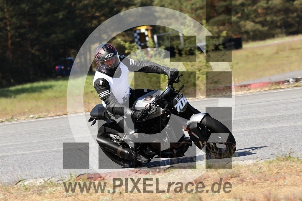 0701-20240509_02046 | Schöne Erinnerungen an spannende Momente - das festzuhalten ist unser Job. PIXELrace.de ist seit 2003 auf den Rennstrecken Europas unterwegs um die Action draußen beim Fahren und die wunderbare Stimmung imm Fahrerlager für euch einzufangen.