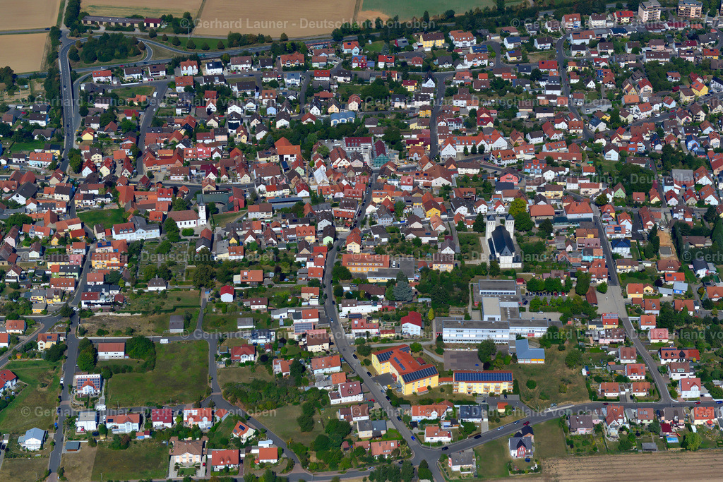 3650574 | WALDBüTTELBRUNN 13.09.2016 Wohngebiet - Mischbebauung der Mehr- und Einfamilienhaussiedlung  in Waldbüttelbrunn im Bundesland Bayern, Deutschland // Residential area - mixed development of a multi-family housing estate and single-family housing estate  in Waldbüttelbrunn in the state Bavaria, Germany Foto: Gerhard Launer