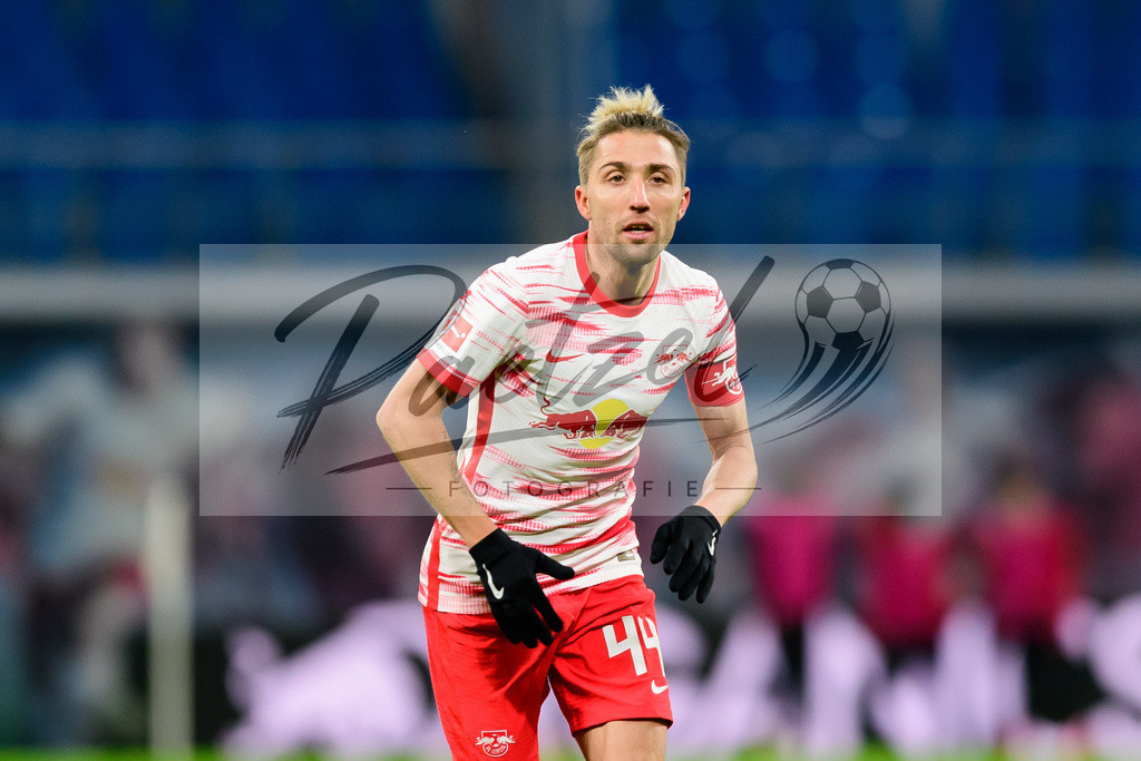 RBLLEV20211128_157 | Fussball, Herren: Kevin Kampl (RB Leipzig) schaut bei dem Spiel der 1. Bundesliga zwischen RB Leipzig und Bayer 04 Leverkusen in der Red Bull Arena am 28.11.2021 in Leipzig, Deutschland.DFB / DFL REGULATIONS PROHIBIT ANY USE OF PHOTOGRAPHS AS IMAGE SEQUENCES AND/OR QUASI-VIDEO. - Realisiert mit Pictrs.com
