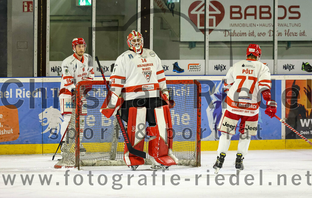 2022-11-13_020_TSV_Erding_gegen_TEV_Miesbach | Erding, Deutschland, 13.11.2022:
Eishockey, Bayernliga 2022 / 2023, 13. Spieltag, TSV Erding gegen TEV Miesbach, Endergebnis: 

Andreas Nowak (TEV Miesbach, #96), Timon Ewert (TEV Miesbach, #34), Benedikt Pölt (TEV Miesbach, #77)

Foto: Christian Riedel / fotografie-riedel.net