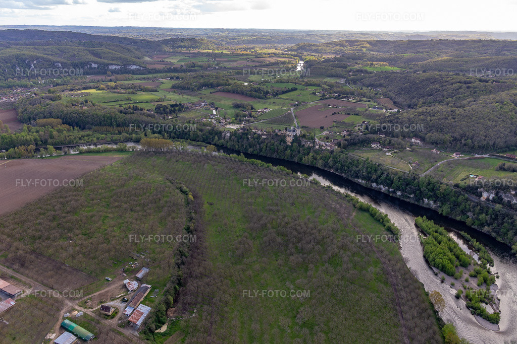 Aerial view: Walnut plantations on the Dordogne loop in Vitrac in the state Dordogne, France. – Photo: IMG_113397.jpg taken on 04/16/2019 by Werner Riehm/FLY-FOTO.com – Resolution of the original: 5472 x 3648 px