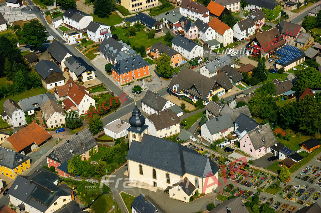 Luftbild von Kirche Marktleugast - Luftaufnahme wurde 2008 von https://frankenair.de mittels Flugzeug (keine Drohne) erstellt - die Geschenkidee