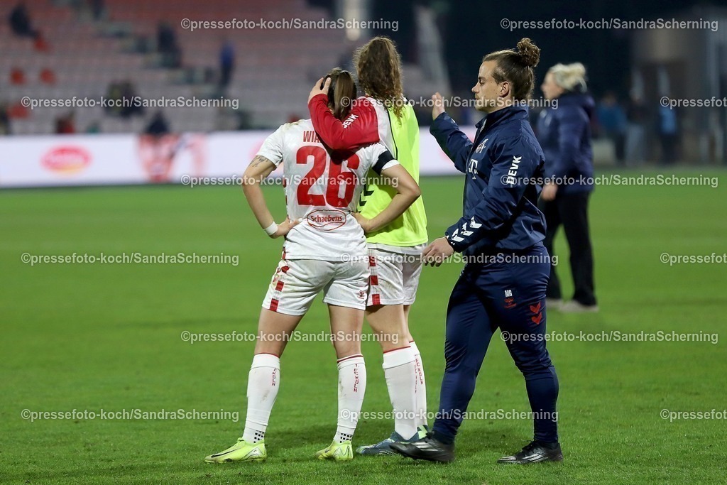 xSSC28032501034 | 28.03.2025, xsscx, Frauen Fußball, 1. FC Köln - FC Carl Zeiss Jena, 1. Fußball Bundesliga, Franz-Kremer-Stadion, Saison 2024 2025: Martyna Wiankowska (1. FC Köln 26) wird nach der Niederlage getröstet DFB regulations prohibit any use of photographs as image sequences and or quasi-video.