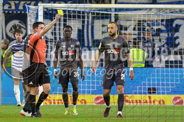 07.04.2026, GER, Fussball, Herren, 3. Liga, Saison 2025/2026, MSV Duisburg - VfL Osnabrück | David Kopacz (Osnabrück) erhält die gelbe Karte von Schiedsrichter Nico Fuchs 