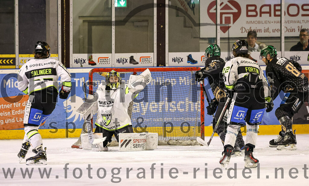 2024-02-23_049_TSV_Erding_gegen_ERSC_Amberg | Erding, Deutschland, 23.02.2024:
Eishockey, Bayernliga Playoffs 2023 / 2024, 3. Spieltag, TSV Erding gegen ERSC Amberg, Endergebnis: 2:3 n. V.

Lukas Salinger (ERSC Amberg, #95), Torwart Timon Bätge (ERSC Amberg, #31), Hunter Fortin (ERSC Amberg, #22)

Foto: Christian Riedel / fotografie-riedel.net