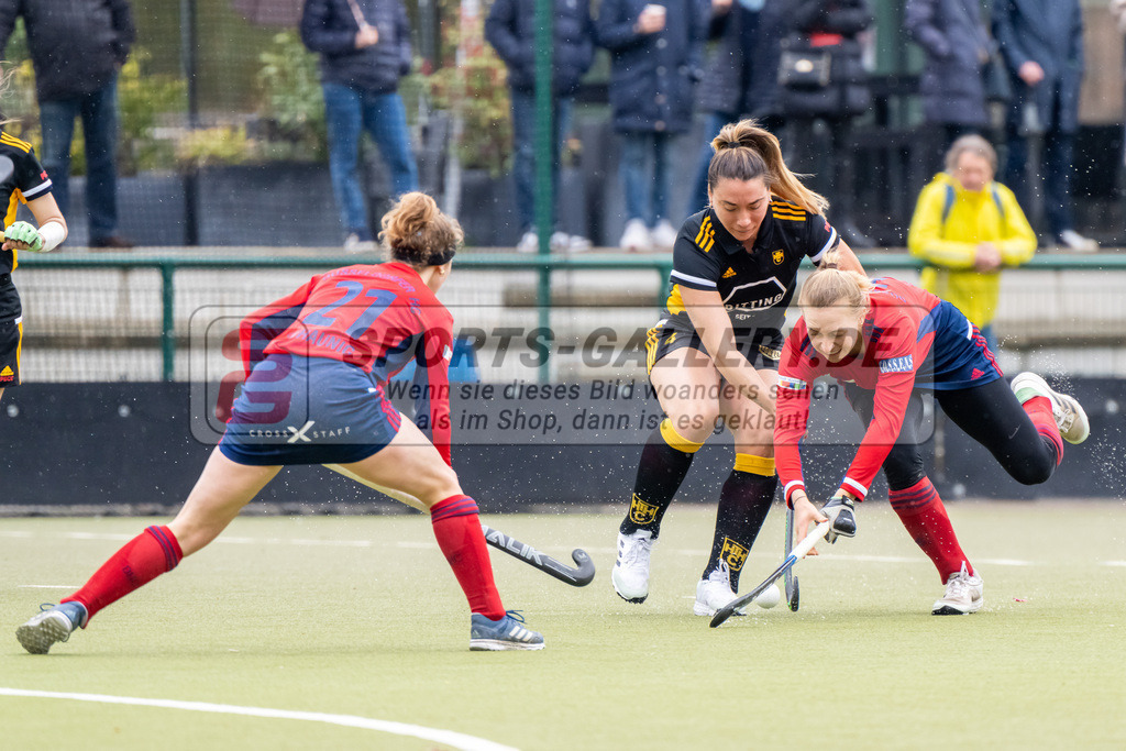 HK_20230401_106609 | 1. Bundesliga Damen Düsseldorfer HC - Harvestehuder THC  am 1.4.2023 DHC Düsseldorf, Düsseldorf , Krimermann Losada , Denise ( Harvestehuder THC #4 ) , Sara Strauss ( Düsseldorfer HC #11 )