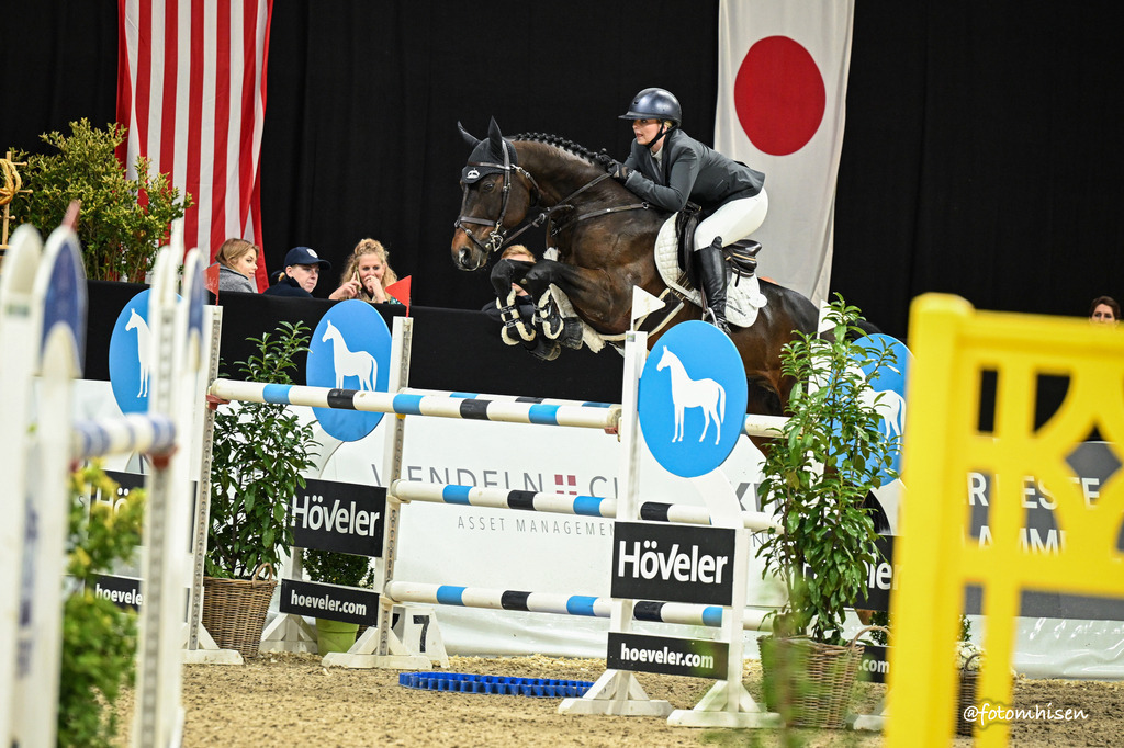 011125-15-151 | Foto Mhisen Pferdefotografie#, Reitturnier Frankfurt#  #Dressur und Springen
#Profi Pferdefotograf Reitturnier Fotograf 
#Sport Horses Photographer 
#equestrain photographer - Realisiert mit Pictrs.com