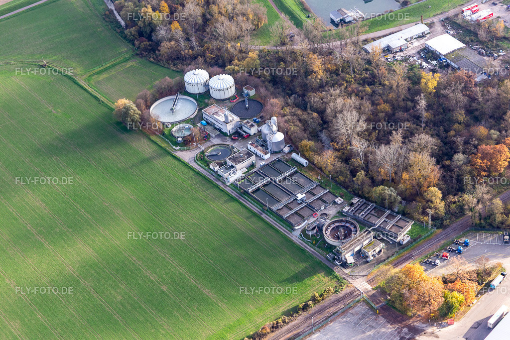 Kläranlage | Luftbild: Kläranlage im Ortsteil Maximiliansau in Wörth im Bundesland Rheinland-Pfalz in Deutschland. Foto: IMG_135228.jpg vom 26.11.2022 durch ©2025 Werner Riehm fly-foto.de/copyright - Realisiert mit Pictrs.com
