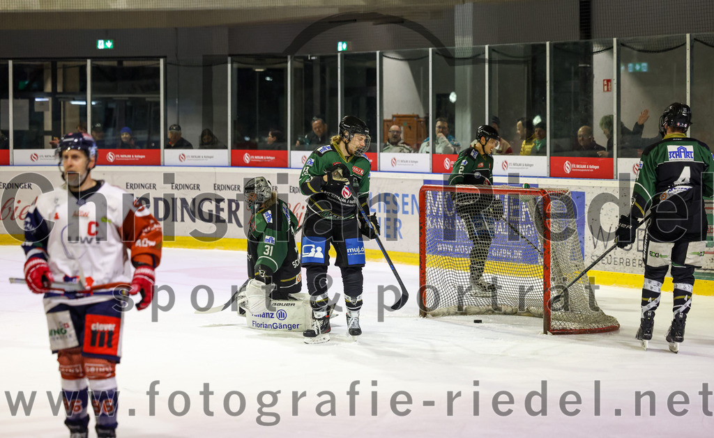 2023-03-07_094_TSV_Erding_gegen_ESC_Kempten | Erding, Deutschland, 07.03.2023:
Eishockey, Bayernliga Playoffs 2022 / 2023, Viertelfinale, TSV Erding gegen ESC Kempten, Endergebnis: 9:3

Torwart Christoph Schedlbauer (Erding Gladiators, #31), Michael Franz (Erding Gladiators, #13), Mark Waldhausen (Erding Gladiators, #27), Simon Franz (Erding Gladiators, #4)

Foto: Christian Riedel / fotografie-riedel.net
