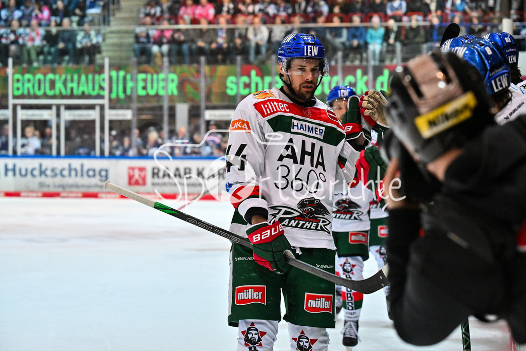 Iserlohn Roosters - Augsburger Panther | Jubel der Panther nach dem Treffer zum 1-2 durch Nolan ZAJAC (Augsburger Panther #44) / Tor / Torschuetze / Freude / Happy / DEL: Iserlohn Roosters - Augsburger Panther, Eissporthalle Iserlohn am 07.03.2025