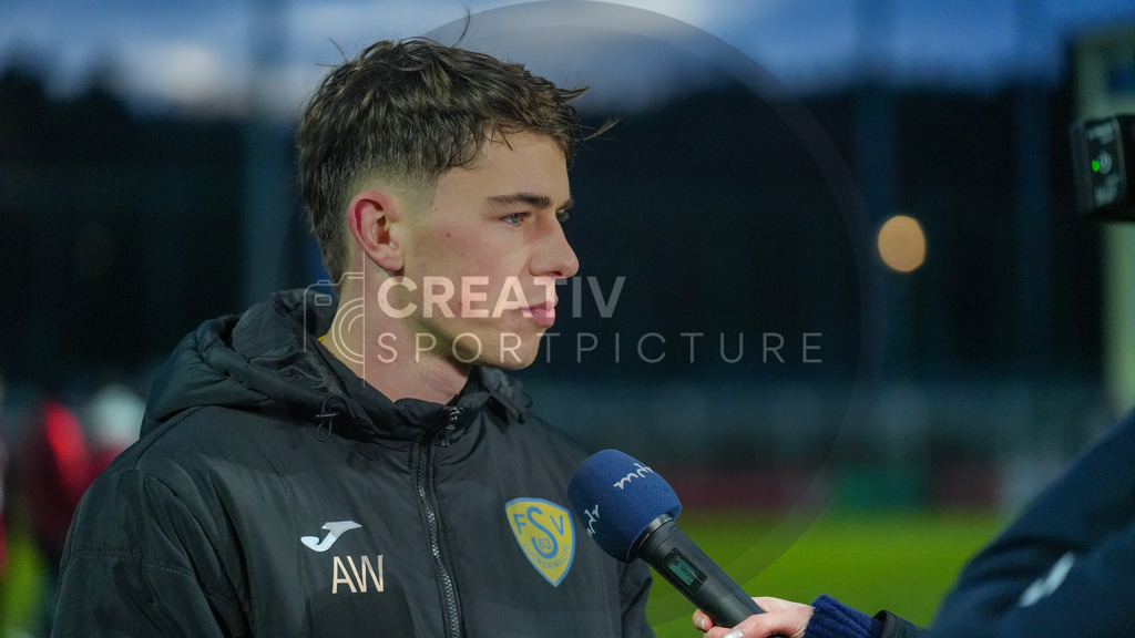 Fußball, Herren, Saison 2025/2026, Regionalliga Nordost, 18. Spieltag, FSV 63 Luckenwalde vs. FC Rot-Weiß Erfurt, Samstag 06.12.2025, Werner-Seelenbinder-Stadion Luckenwalde, | Fußball, Herren, Saison 2025/2026, Regionalliga Nordost, 18. Spieltag, FSV 63 Luckenwalde vs. FC Rot-Weiß Erfurt, Samstag 06.12.2025, Werner-Seelenbinder-Stadion Luckenwalde, Im Bild: Tim Maciejewski (Luckenwalde) nach Spielende im Interview beim mdr. - Realisiert mit Pictrs.com