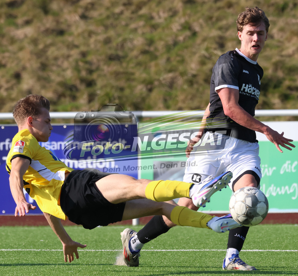 SV Rödinghausen II, FC Kaunitz | Auf dem Bild zu sehen: schwarz SV Rödinghausen II: Damian Bittner ; gelb FC Kaunitz: Silas HartkämperSV Rödinghausen II, FC Kaunitz, Saison 25/26, Westfalenliga, Deutschland - Realisiert mit Pictrs.com