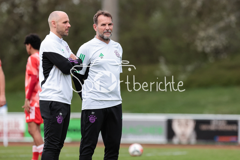 FV Illertissen - FC Bayern Amateure | Die beiden CO-Trainer der kleinen Bayern Sebastian DREIER (links) und Dirk TESCHKE (rechts) beim warmmachen vor der Partie in Illertissen