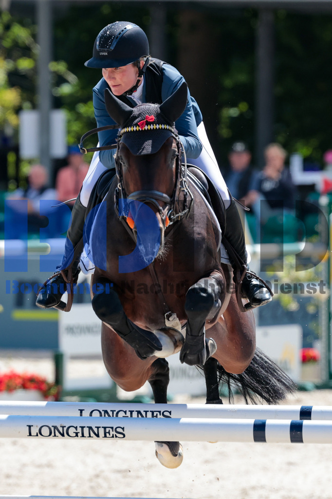 Longines Balve Optimum - Springen Samstag {date} -  | {headline}(Foto: Sebastian Sendlak / BOND) - Realisiert mit Pictrs.com