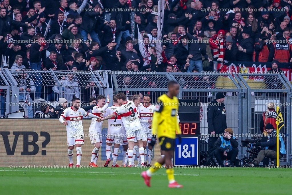 BVB08022501063 | 08.02.2025, Fußball, Borussia Dortmund - VfB Stuttgart, 1. Fußball Bundesliga, 21. Spieltag, Signal Iduna Park, Saison 2024 2025:  Torjubel nach dem 2:0 durch Jeff Chabot (VfB Stuttgart #24)DFB regulations prohibit any use of photographs as image sequences and or quasi-video.