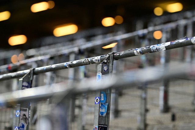 Fußball I Frauen I Saison 2025-2026 I Bundesliga I 10. Spieltag I Hamburger SV - 1. FC Nürnberg I 46536 | Symbol, Symbolfoto, Symbolbild, Sinnbild, Bildsymbol, Darstellung, Signum, Beispielbild, Musterbild, Referenzbild, Beispielfoto, Stockfoto, Archivaufnahme, Demonstrationsfoto, Vergleichsbild: Hamburger SV Frauen, Nordkurve, Stehplatz, halter, halterung, begrenzung, schutz, schutzzaun, Sticker, Stehplatzbegrenzung, steher, stadion, fans, metal, metall, metallstangen stehplatz,  - Realisiert mit Pictrs.com