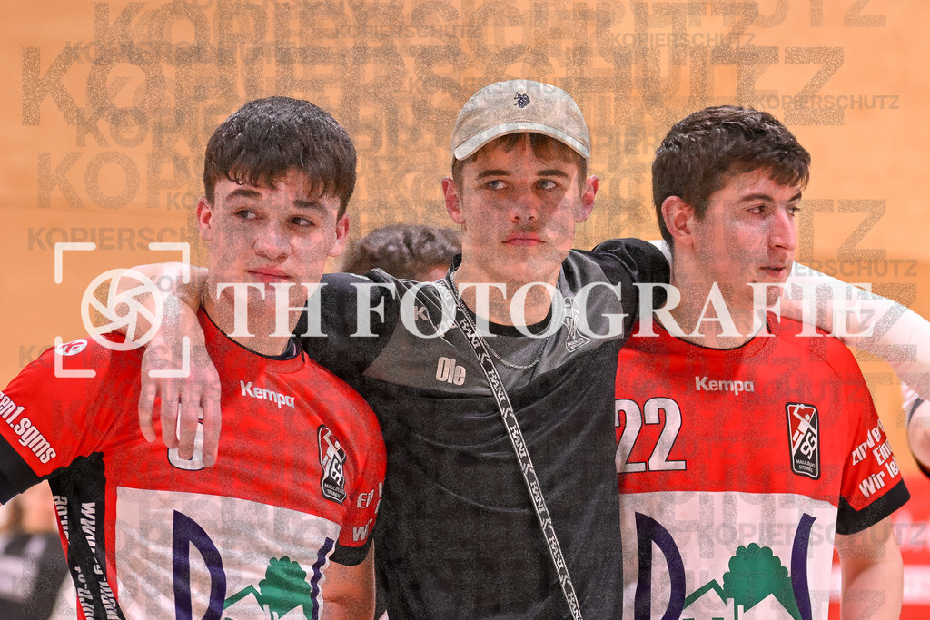 GER, SG Maulburg/Steinen - SG Walkirch/Denzlingen, Handball, Landesliga, 25. Spieltag, Saison 2023/2024, 27.04.2024 | Paul Fuechsel (SG Maulburg/Steinen, #06), Ole Anton Holzkamp (SG Maulburg/Steinen, #69), Niklas Ahrens (SG Maulburg/Steinen, #22)

GER, SG Maulburg/Steinen - SG Walkirch/Denzlingen, Handball, Landesliga, 25. Spieltag, Saison 2023/2024, 27.04.2024

Foto: TH Fotografie/Thomas Hess