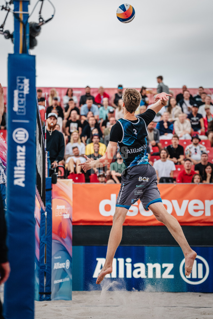 Beachvolleyball | Männer | Allianz German Beach Tour 2024 | Tourstop Kühlungsborn 2 | 17.08.2024 | Milan Sievers beim Angriff