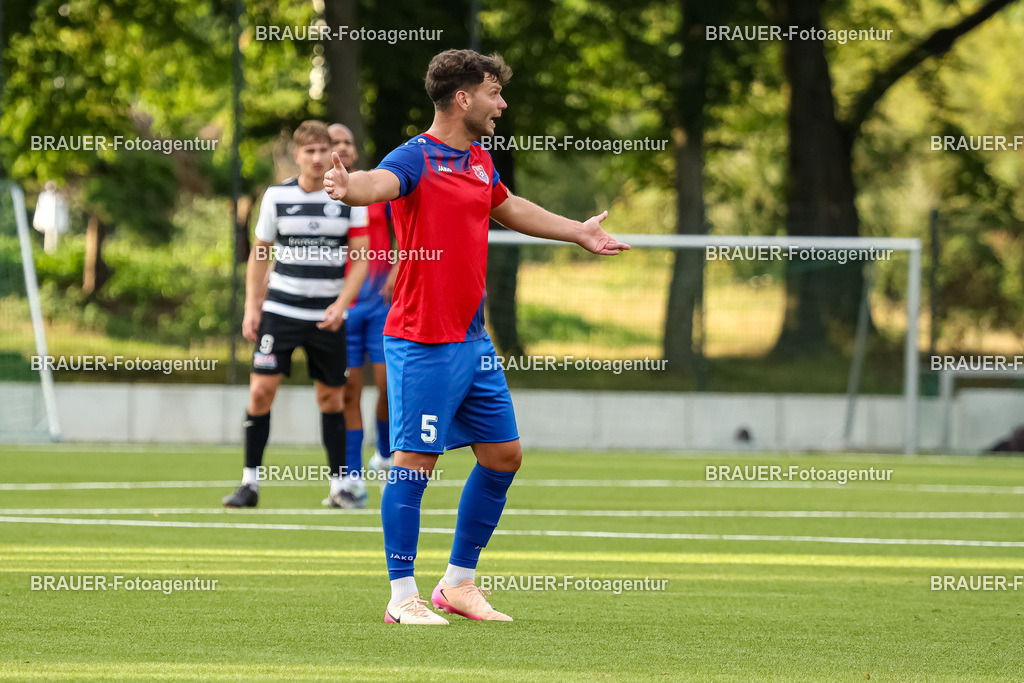 1_KFCWAT_20250723_0057.JPG -  - KFC Uerdingen - SG Wattenscheid 09 - Testspiel | Krefeld, Deutschland, 23.07.25: Ole Päffgen (KFC Uerdingen) gestikuliert, Gestik waehrend des Testspiel Spiels zwischen KFC Uerdingen - SG Wattenscheid 09 in der Covestro Sportpark am 23. July 2025 in Krefeld, Deutschland. (Foto von Stefan Brauer/Brauer-Fotoagentur)