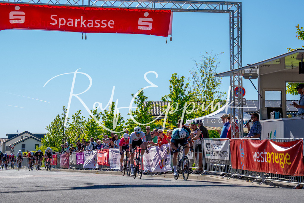 Spurt in den Mai 2026 - Großer Preis der Sparkasse Neuss | Annual one-day road cycling race "Großer Preis der Sparkasse Neuss" held in Büttgen, Germany, organized by VfR Büttgen 1912 e.V. The event features multiple races across all age categories from U11 youth to Elite men. - Realisiert mit Pictrs.com
