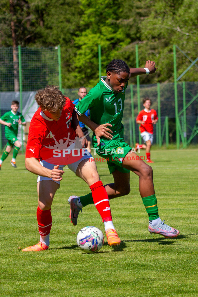 Fußball Halbfinale | Jan Karner (U15 Österreich #4) Desmond Armstrong (U15 Irland #13) Fußball Halbfinale, Irland U15 - Österreich U15 am 29.04.2024 in Arnoldstein (Sportplatz), Austria, (Photo by Ernst Krawagner sport-fan.at) - Realisiert mit Pictrs.com