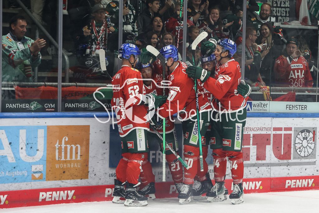 Augsburger Panther - Fischtown Pinguins Bremerhaven | Jubel der Panther nach dem Treffer zum 1-0 druch Jere KARJALAINEN (AEV #21) / Tor / Torschuetze / Jubel / Freude