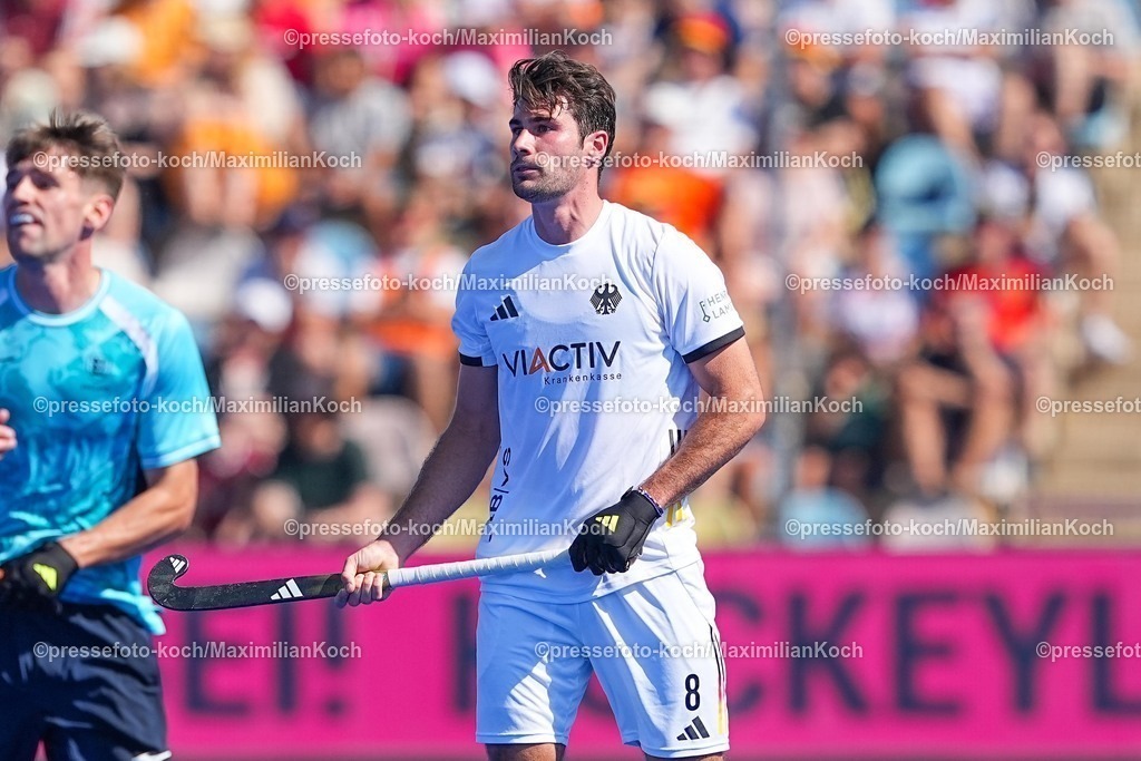 xydrx10082503081 | 10.08.2025, xydrx, Herren EuroHockey Championship 2025, Gruppenphase, Gruppe B, England - Deutschland, Sparkassenpark Mönchengladbach: Benedikt Schwarzhaupt (Deutsche Feldhockey Nationalmannschaft #8)