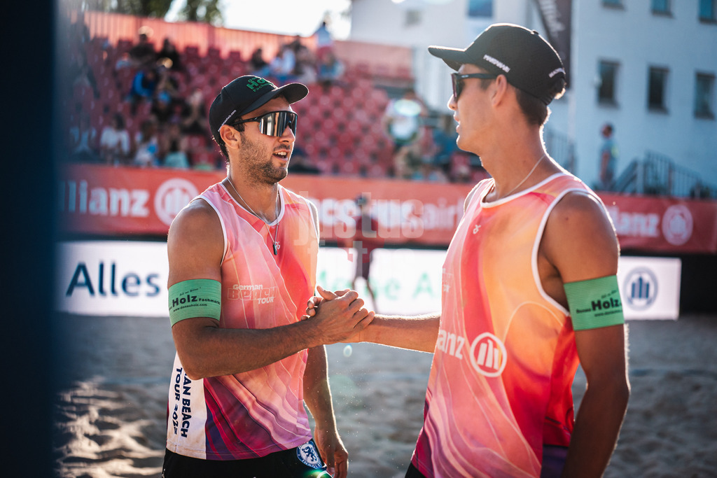 Beachvolleyball | Männer | Allianz German Beach Tour 2025 | Tourstop Berlin | 21.08.2025 | v.l. Kim Huber und Valentin Schneckenburger klatschen ein nach dem Spiel