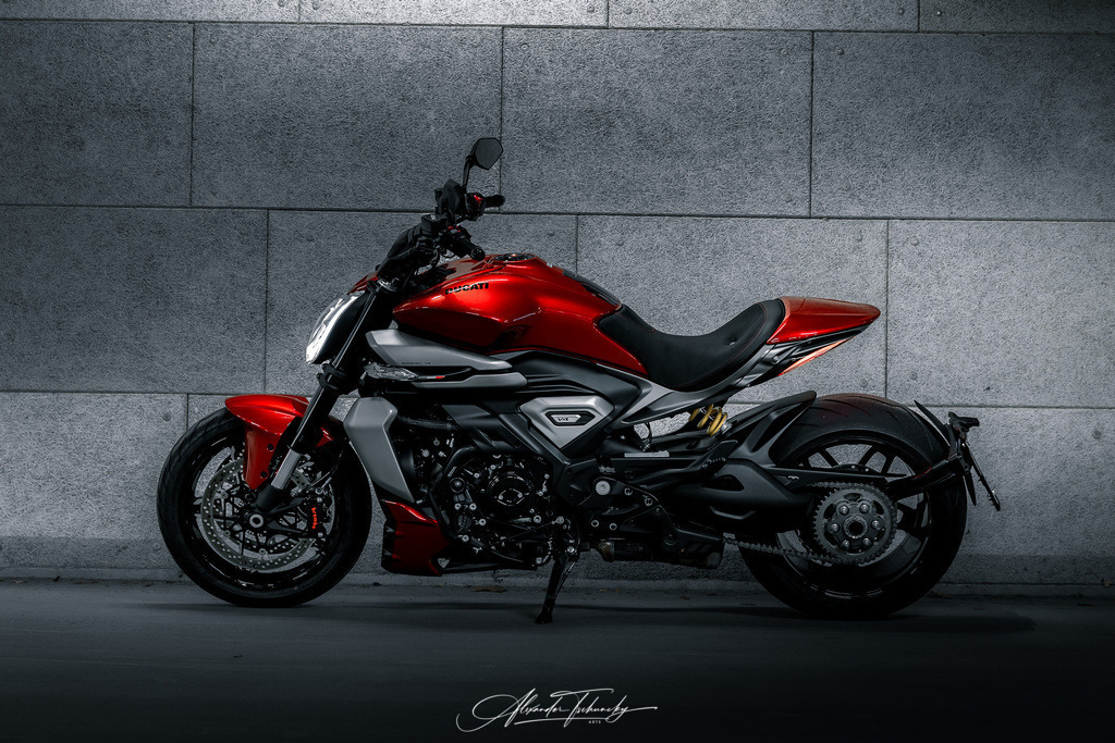 Ducati xDivael V4 | Entdecken Sie die faszinierende Welt von Alexander Tschuncky Arts: Kreative Fotografie, atemberaubende Automobilkunst und hochwertiger Bilderdruck. Lassen Sie sich inspirieren! - Realisiert mit Pictrs.com