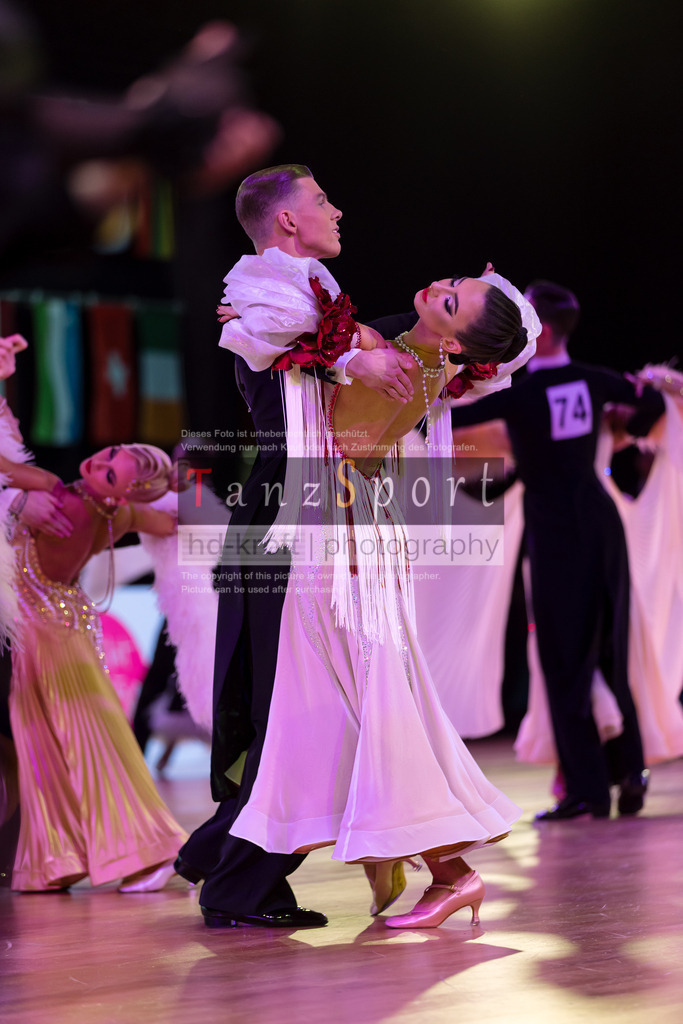 20241215_WDSF_Int_Open_Std-Riga-9108 | Tanzsportbilder, Standardtanz, Lateintanz, WDSF, DTV, LTVB, dancecomp, goc, hessen tanzt, blaues band der spree, walzer, tango, wiener walzer, slowfox, quickstepp, samba, rumba, cha-cha-cha, paso doble. jive, hd-kroft photography, turniertanzsport