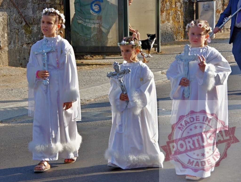 Young girls wearing angel costumes holding crosses during religious celebration | Procession 15.08.2025 - Assumption Day - Paco de Sousa, Portugal Three young girls in angel costumes holding crosses are walking down the street during a religious procession - Realized with Pictrs.com