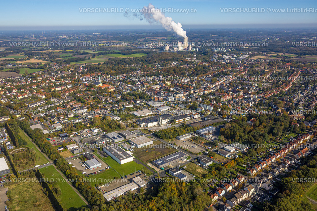 Luenen241012582 | Luftbild, Wohngebiet Ortsansicht Ortsteil Brambauer, hinten Trianel Kohlekraftwerk Lünen mit Kühlturm Lünen Stummhafen und Dampfwolke, Brambauer, Lünen, Ruhrgebiet, Nordrhein-Westfalen, Deutschland