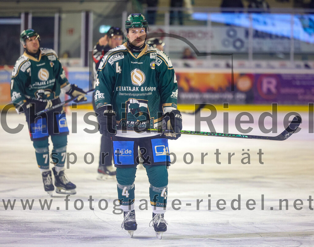 2025-11-25_034_TSV_Erding_gegen_EHF_Passau_Black_Hawks | Erding, Deutschland, 25.11.2025:Eishockey, Oberliga Süd 2025 / 2026, 20. Spieltag, TSV Erding gegen EHF Passau Black Hawks, Endergebnis: 2:3 n.V.Jesse Kauhanen (Erding Gladiators, #4)Foto: Christian Riedel / fotografie-riedel.net