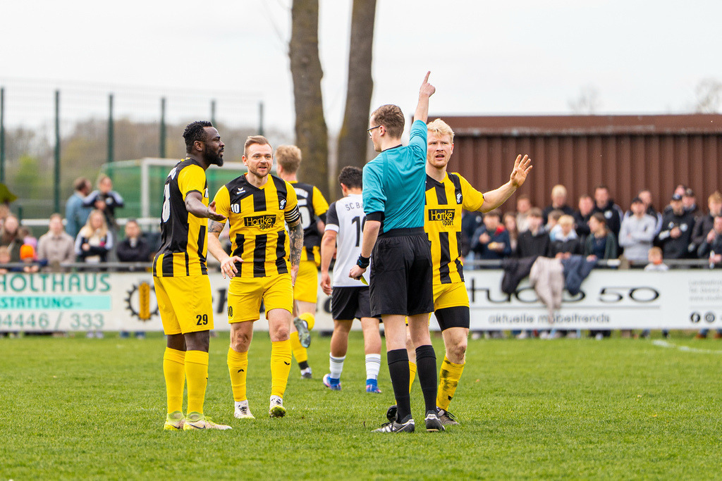 Fußball I Herren I Saison 2025-2026 I Kreisliga VEC I 22. Spieltag I SC SW Bakum - SV Falke Steinfeld I 23543 | jns.sportfotos - Realisiert mit Pictrs.com