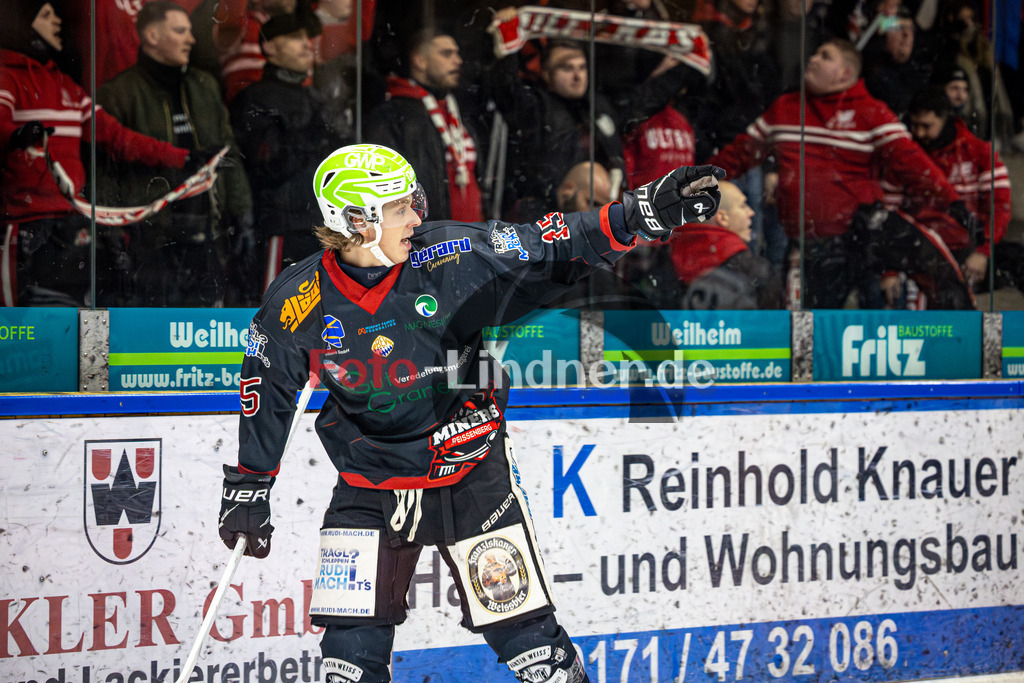 Peißenberg MINERS gegen ESV Burgau 2000 | Eishockey Bayernliga 2025/26 Vorrunde 21. Spieltag, Peißenberg MINERS gegen ESV Burgau 2000, 20251226,Ryan MURPHY (MINERS 15) Jubel vor den generischen Fans,2025-12-26 in Peißenberg (flatbuy Arena Peißenberg), Ryan MURPHY (MINERS 15)Copyright: WolfgangxLindner www.foto-lindner.de