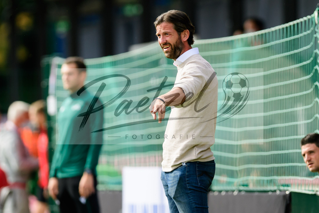YLLEBR20210928_002 | Fussball, A-Junioren: Trainer Rik De Mil (Club Brugge KV) gestikuliert, Gestik beim Spiel der UEFA Youth League zwischen RB Leipzig und FC Bruegge im Stadion am Cottaweg am 28.09.2021 in Leipzig, Deutschland. - Realisiert mit Pictrs.com