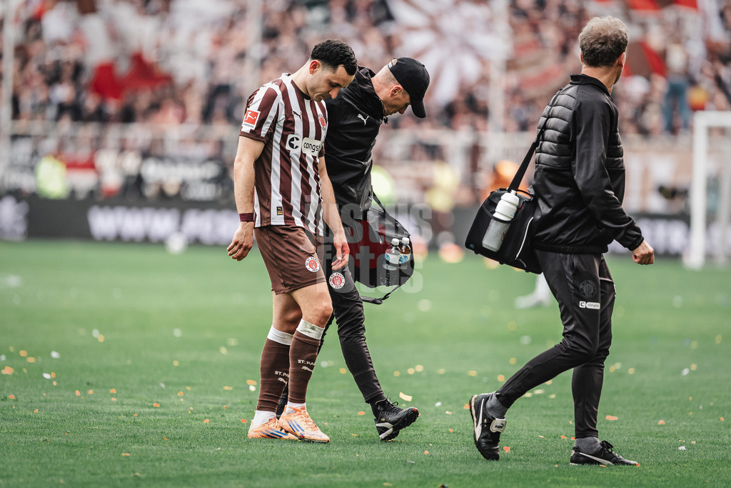 Fußball | Männer | Saison 2025/2026  | Fußball-Bundesliga | 25. Spieltag | FC St. Pauli vs. Eintracht Frankfurt | 08.03.2026 | Manolis Saliakas (#2, FC St. Pauli) ist verletzt und wird ausgwechselt