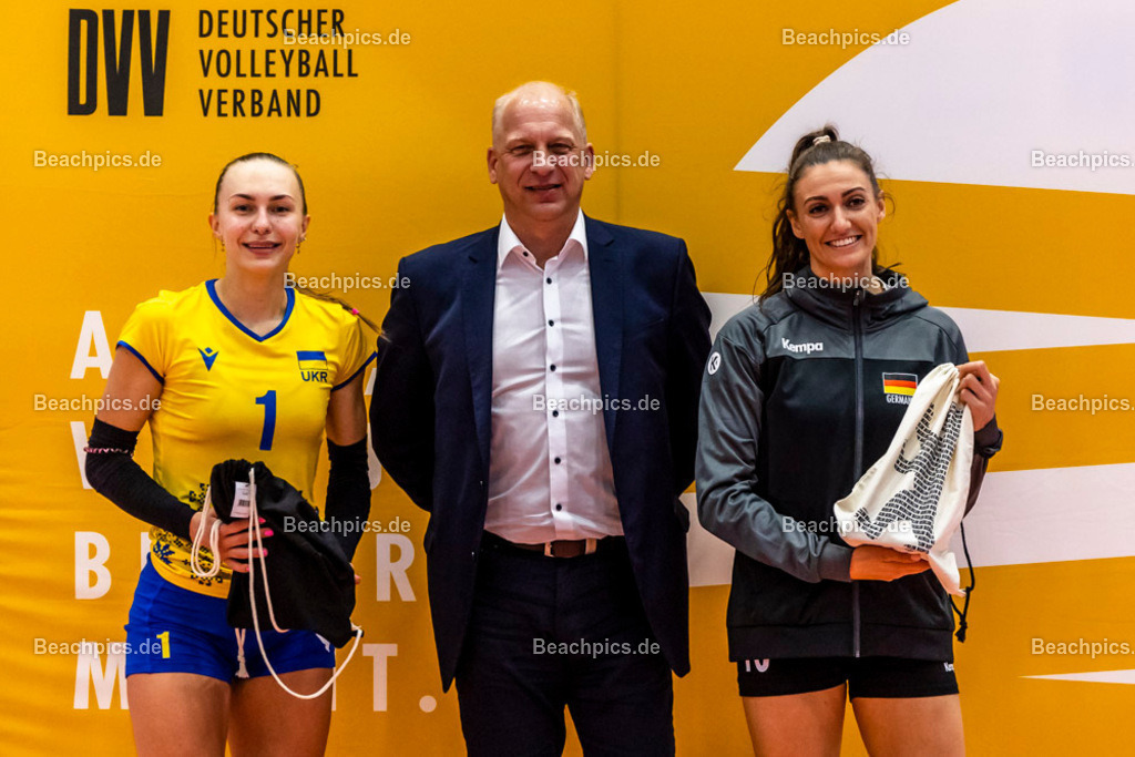 2023-00071027-Freundschaftsspiel-Deutschland-Ukraine | Lena STIGROT GER rechts, Oleksandra MILENKO UKR links 20.05.2023; Berlin Foto: Gerold Rebsch - www.beachpics.de
