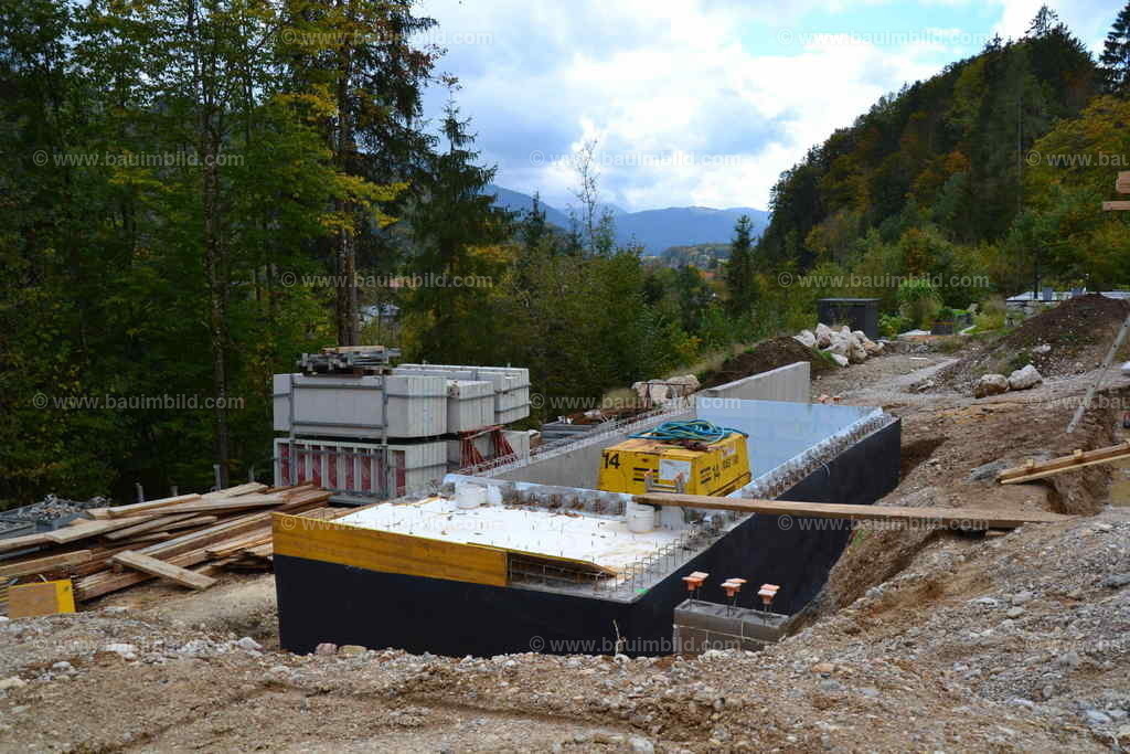 Rohbau Pool | Schwimmbecken mit Technikraum, Poolwände aus Beton und Styroporsteinen, Baustelle in Hanglage
