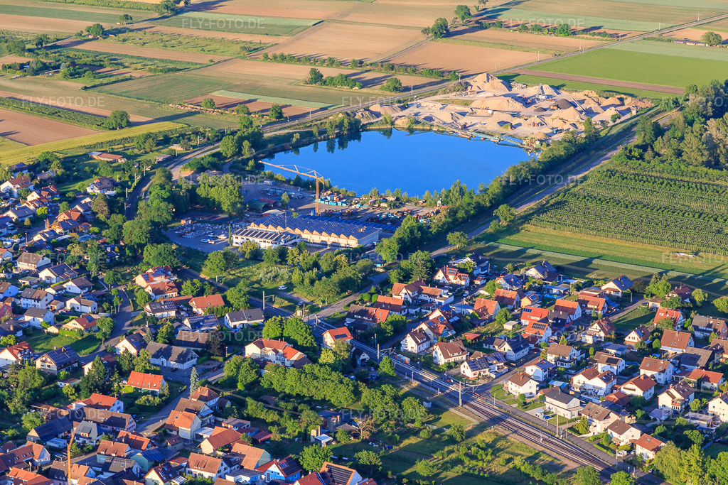 Luftbild: AMANN GmbH an der Kiesgrube Sasbach am Kaiserstuhl in Sasbach am Kaiserstuhl im Bundesland Baden-Württemberg in Deutschland. – Foto: IMG_147916.jpg vom 30.05.2025 durch Werner Riehm/FLY-FOTO.de – Auflösung des Originals: 5472 x 3648 px – Amann GmbH - Tief- und Straßenbau