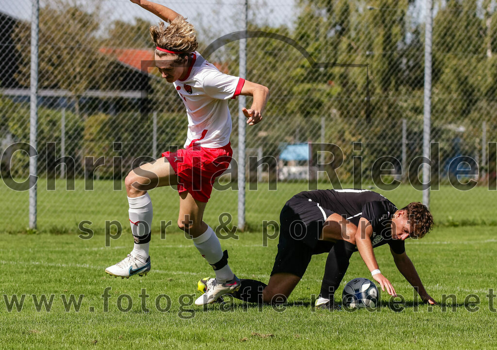 2023-09-17_074_SG_Anzing-Parsdorf_II_gegen_TSV_Zorneding_II | Anzing, Deutschland, 17.09.2023:
Fußball, A-Klasse 2023 / 2024, 5. Spieltag, Endergebnis: 1:1

Felix Tieking (TSV Zorneding, #4), Silvan Schuster ((SG) Anzing-Parsdorf, #20)

Foto: Christian Riedel / fotografie-riedel.net