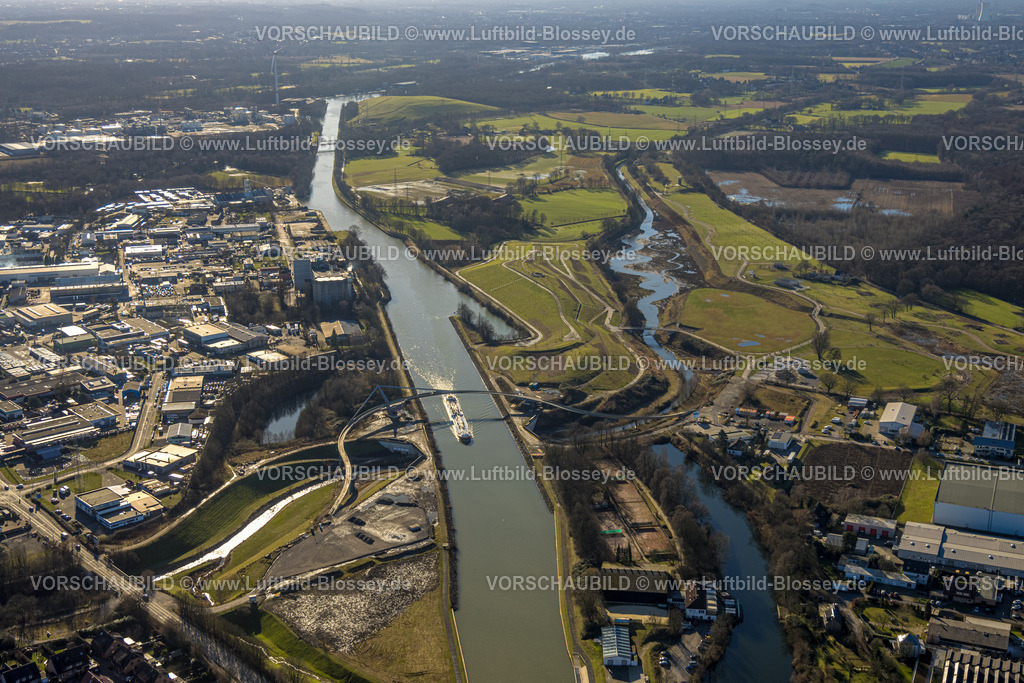 Castrop-Rauxel240106813 | Luftbild, Emscherbaustelle für Emscherland 2020, Brücke Cassurker Schwinge über Fluss Emscher und den Kanal, Binnenschifffahrt auf dem Rhein-Herne-Kanal, Fluss Emscher unterquert den Rhein-Herne-Kanal in dem Durchlassbauwerk Emscherdüker Wasserkreuz, Gewerbegebiet am Rhein-Herne-Kanal zwischen Wartburgstraße und Kanalstraße, Henrichenburg, Castrop-Rauxel, Ruhrgebiet, Nordrhein-Westfalen, Deutschland