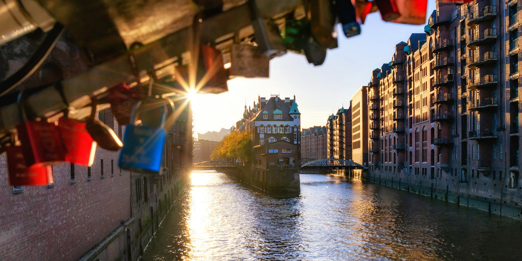 10221009 - From Hamburg With Love | Wunderschöne Lichtstimmung an einem Herbstabend in der Speicherstadt mit Blick auf das berühmte Wasserschloss.