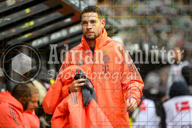 Borussia Mönchengladbach vs FC Bayern München - Bundesliga  | Mönchengladbach, Deutschland, 25.10.25:   Raphael Guerreiro (FC Bayern München) schaut waehrend des Spiels der Bundesliga zwischen Borussia Mönchengladbach vs FC Bayern München im Stadion im Borussia Park(Foto von Brauer-Fotoagentur / Adrian Schlueter)