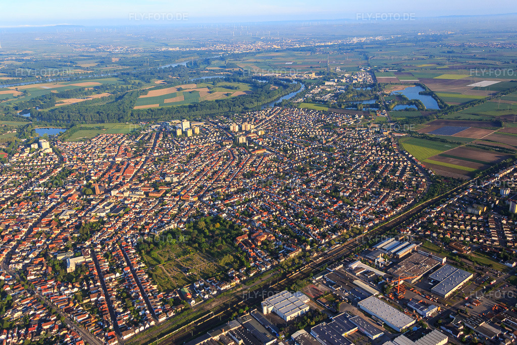 Luftbild: Stadtzentrum aus Südosten in Lampertheim im Bundesland Hessen in Deutschland. Foto: IMG_088673.jpg vom 20.05.2016 durch Werner Riehm/FLY-FOTO.de