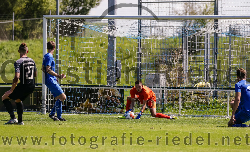 2023-08-12_094_FC_Langengeisling_gegen_ESV_Freilassing | Erding, Deutschland, 12.08.2023:
Fußball, Bezirksliga Oberbayern Ost 2023 / 2024, 4. Spieltag, FC Langengeisling gegen ESV Freilassing, Endergebnis: 2:1

Maximilian Birnbeck (FC Langengeisling, #27), Torwart Matej Markovic (ESV Freilassing, #34)

Foto: Christian Riedel / fotografie-riedel.net