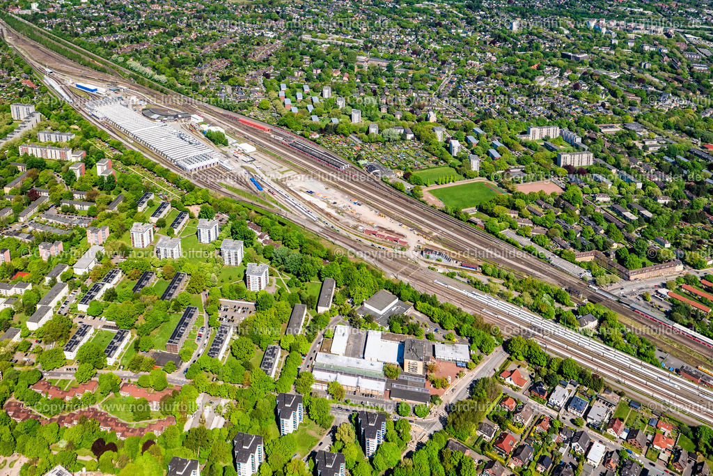 Hamburg_Eidelstedt_ICE Werk_Hamburgeidelstedt_ELS_4439010525 | HAMBURG 01.05.2025 Baustelle zum Neubau einer Instandhaltungswerkstatt, Bahnbetriebswerk und Ausbesserungswerk für die Wartung und Instandhaltung von Zug- Waggons " ICE Werk " an der Elbgaustraße im Ortsteil Eidelstedt in Hamburg, Deutschland. Weiterführende Informationen bei: Deutsche Bahn AG. // Railway depot and repair shop for maintenance and repair of trains " ICE Intercity Express " in the district Eidelstedt in Hamburg, Germany. Further information at: Deutsche Bahn AG. Foto: Martin Elsen