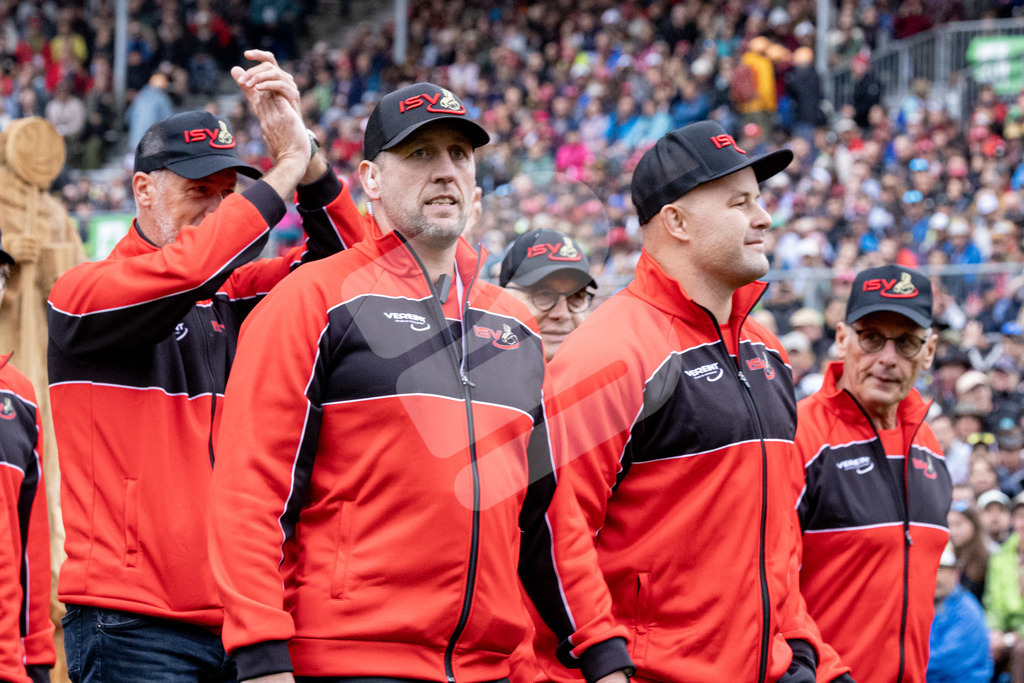 ESAF2025_Einzug_4262 | Die Schwinger des Schwyzer Kantonalen Schwingerverbandes: Fotos, die Dynamik und Leidenschaft festhalten, sowie emotionale Momente aus dem traditionellen Schwingsport zeigen. - Realisiert mit Pictrs.com