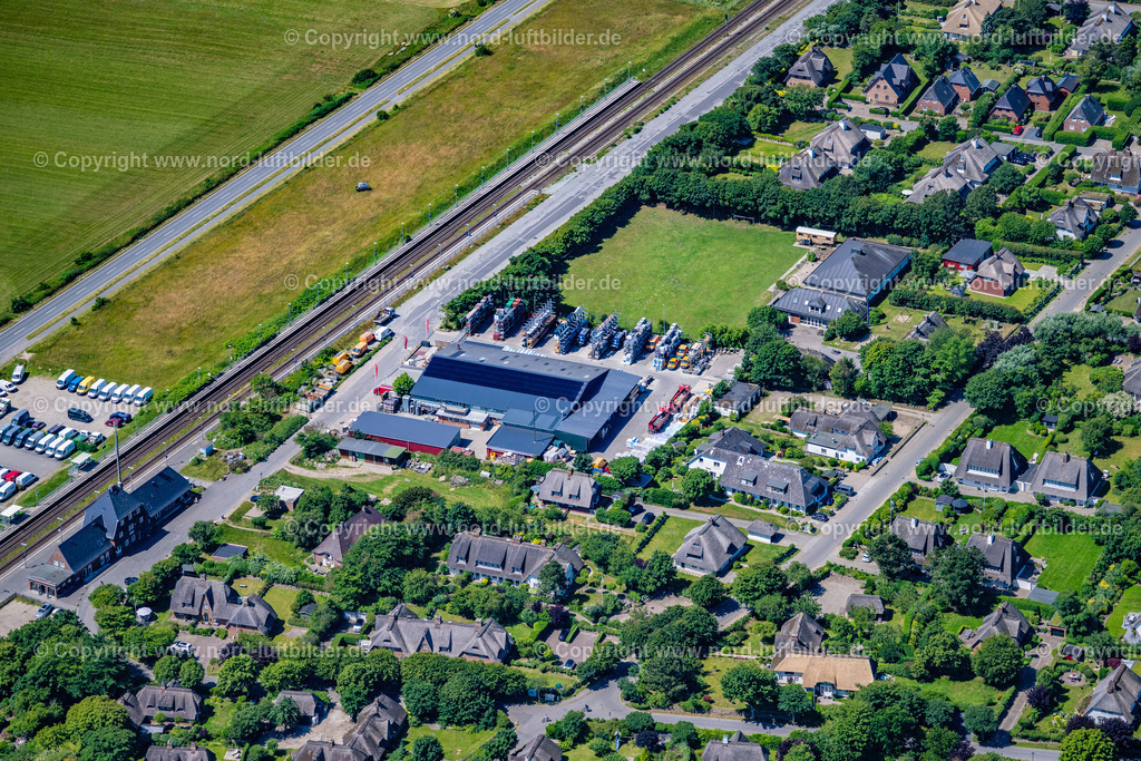 Sylt_Keitum_A_Karstensen_Gmbh_Co_Kg_ELS_0092210625 | SYLT 21.06.2025 Gewerbegebäude " Karstensen GmbH " im Wohngebiet einer Einfamilienhaus- Siedlung in Keitum auf der Insel Sylt im Bundesland Schleswig-Holstein, Deutschland. // Commercial building " Karstensen GmbH " in the residential area of a single-family house settlement in Keitum on the island of Sylt in the federal state of Schleswig-Holstein, Germany. Foto: Martin Elsen