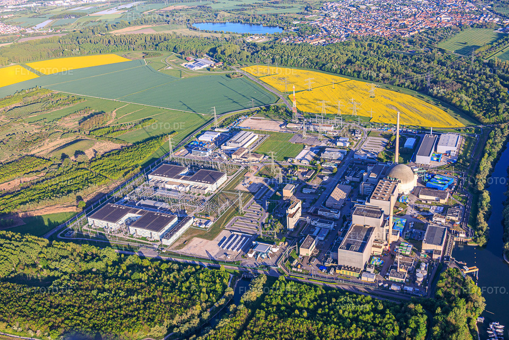 Luftbild: Stillgelegtes KKW der EnBW Kernkraft GmbH (EnKK), Philippsburg mit Gleichstrom Umspannwerk der TransnetBW GmbH in Philippsburg im Bundesland Baden-Württemberg in Deutschland.Foto: IMG_155165.jpg vom 24.04.2026 durch Werner Riehm/FLY-FOTO.deAuflösung des Originals: 6000 x 4000 pxWWW.TRANSNETBW.DE